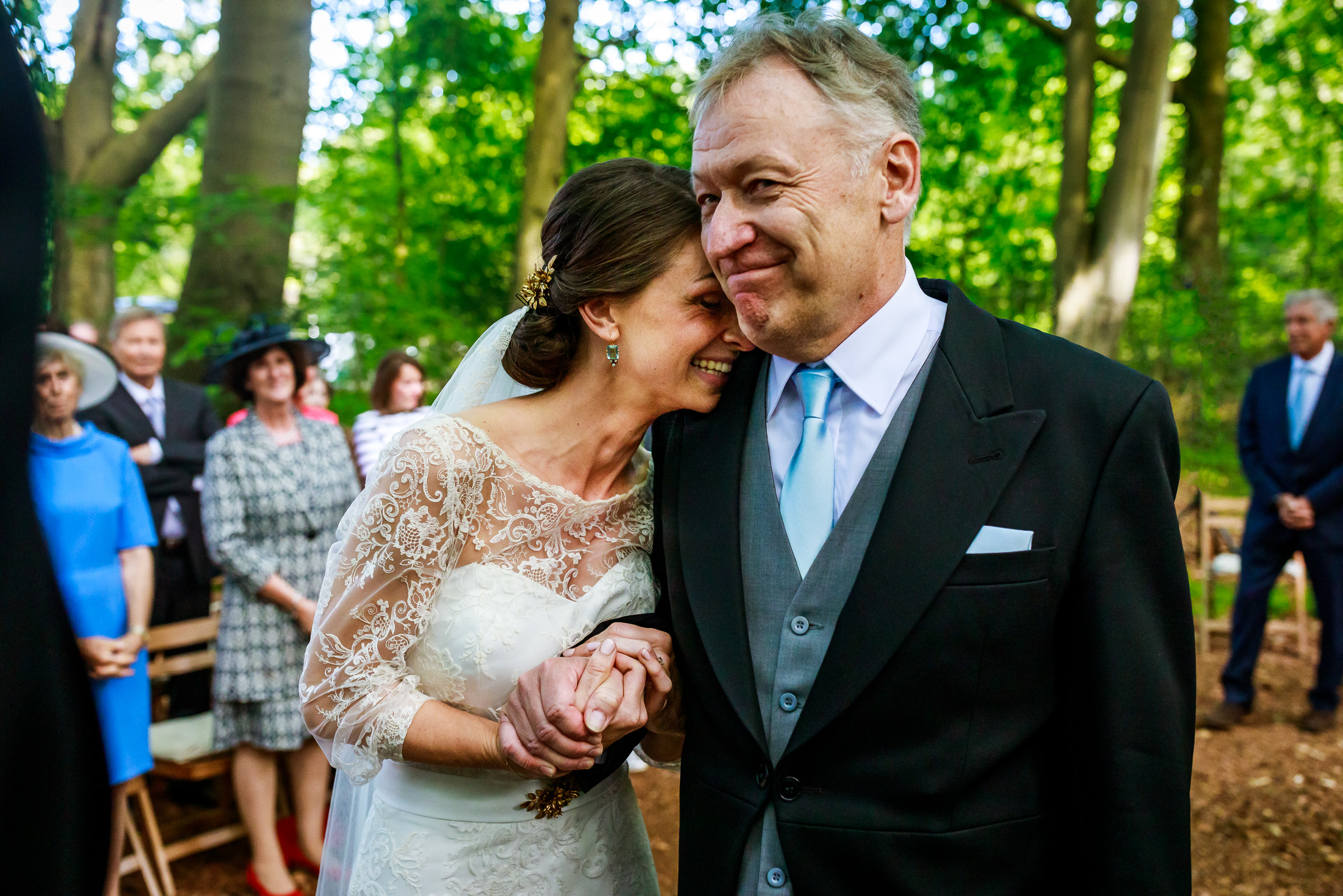 Trouwfotograaf Haarlem | Bruiloft in het bos | Trouwceremonie | Trouwfoto met emotie | Let Me Tell Your Story