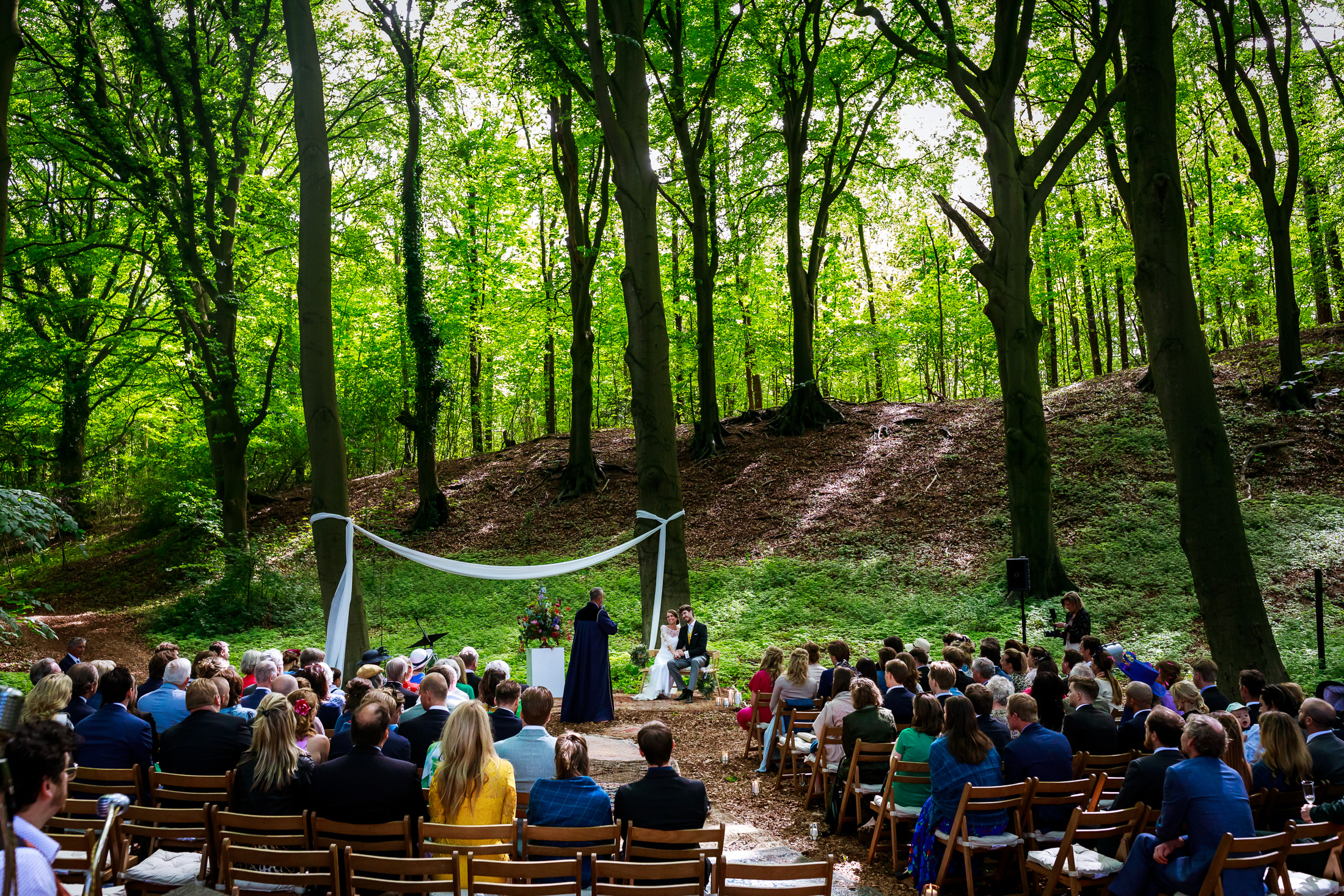 Trouwfotograaf Haarlem | Bruiloft in het bos | Trouwceremonie | Trouwfoto met emotie | Let Me Tell Your Story