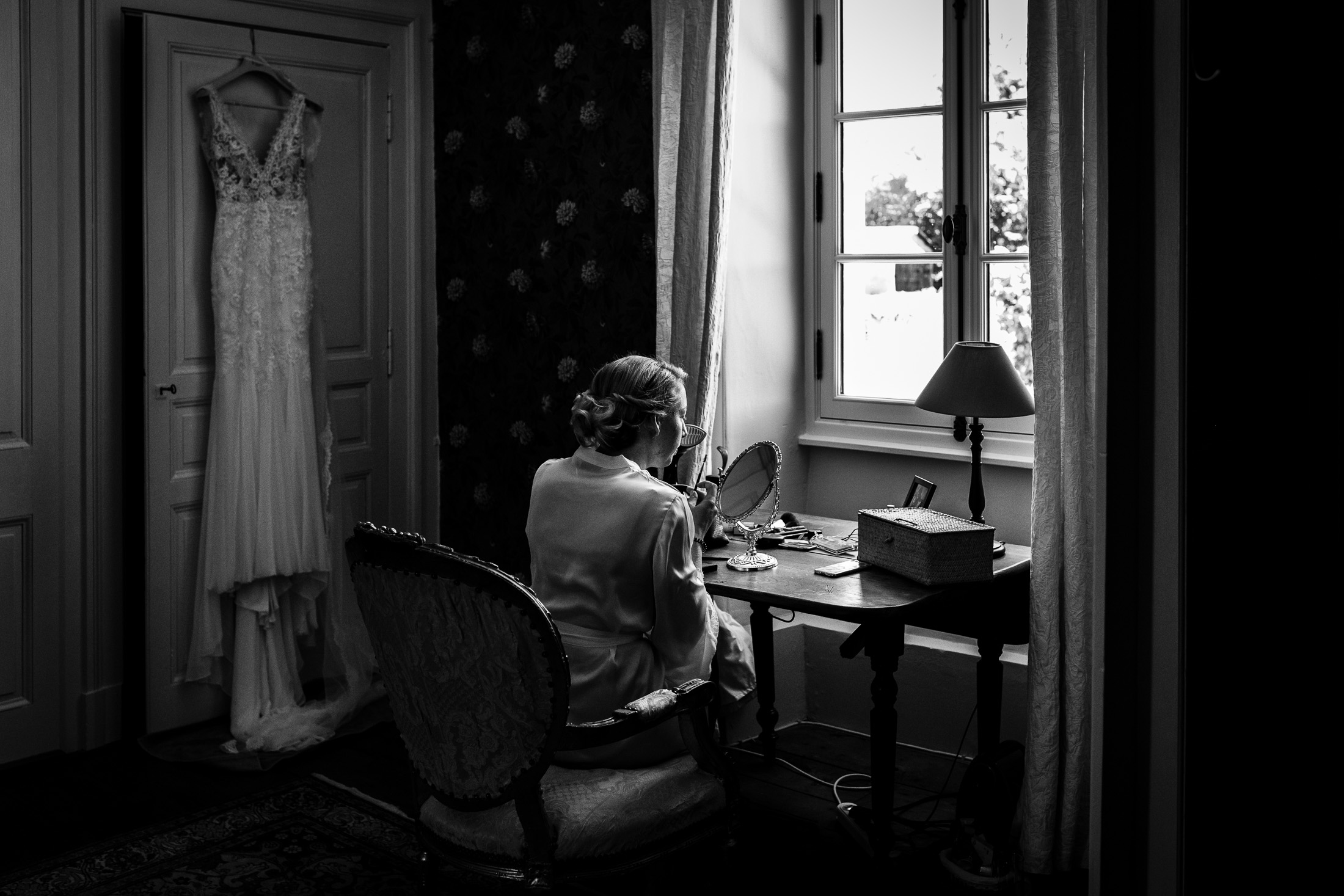 Trouwen in Frankrijk | Bruid |  zwart wit trouwfoto | getting ready