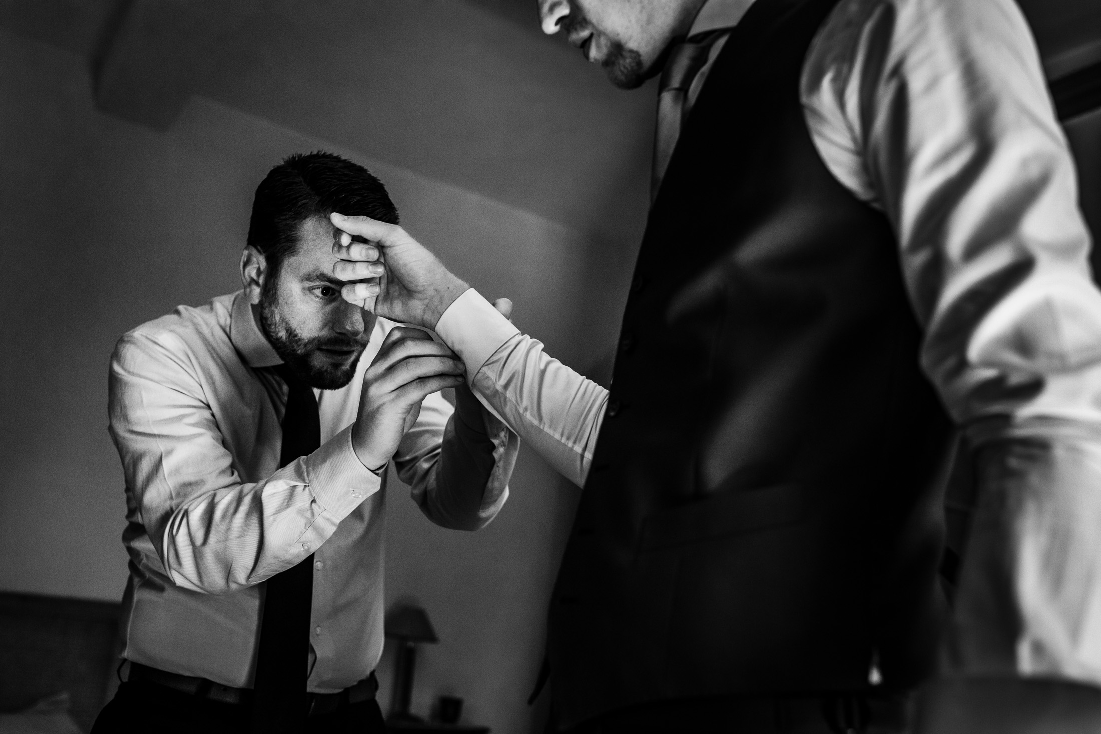 Getting ready bruidegom |  Zwart wit trouwfoto