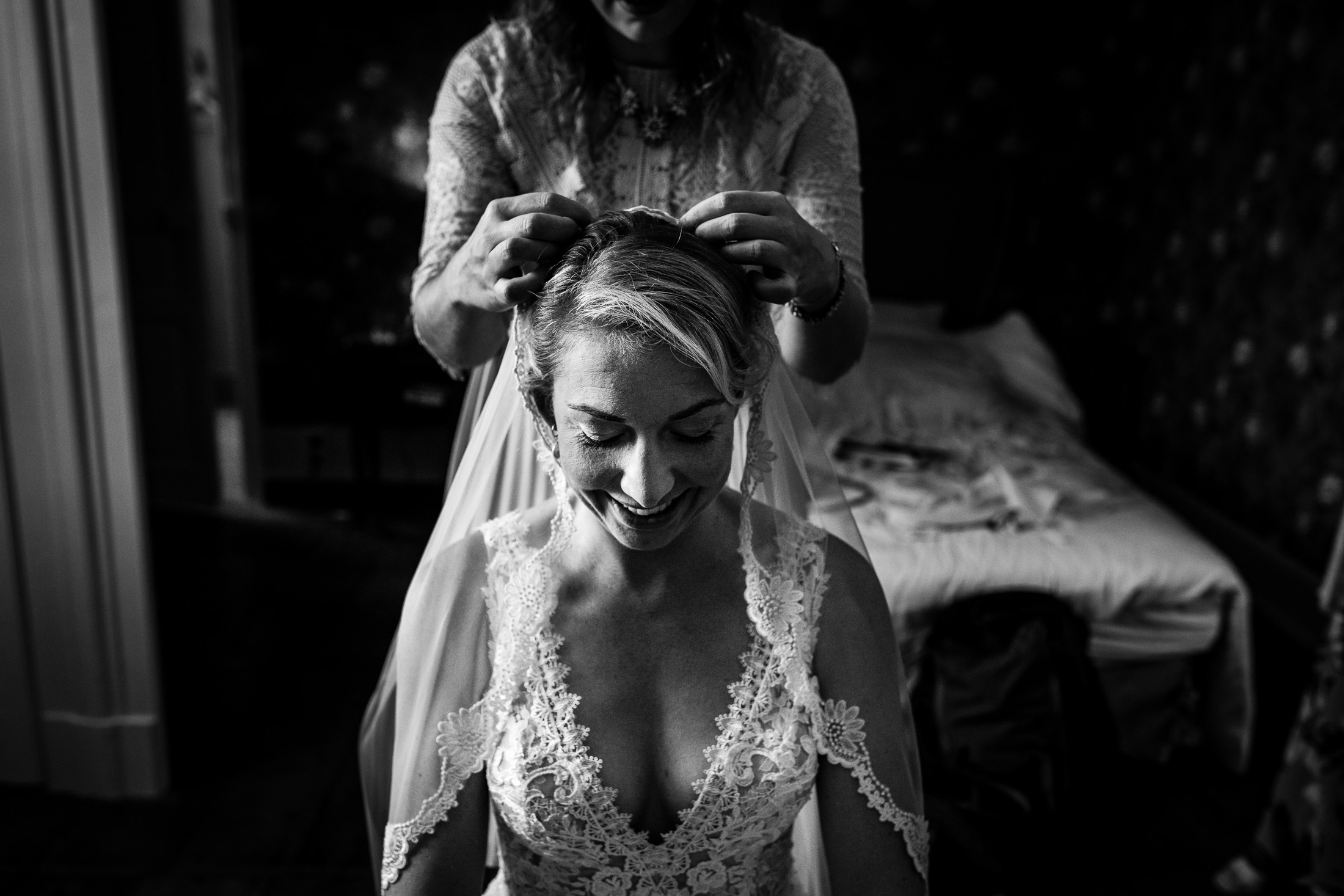 Trouwen in Frankrijk | Abbaye du palais | Getting ready bruid  | Zwart wit trouwfoto
