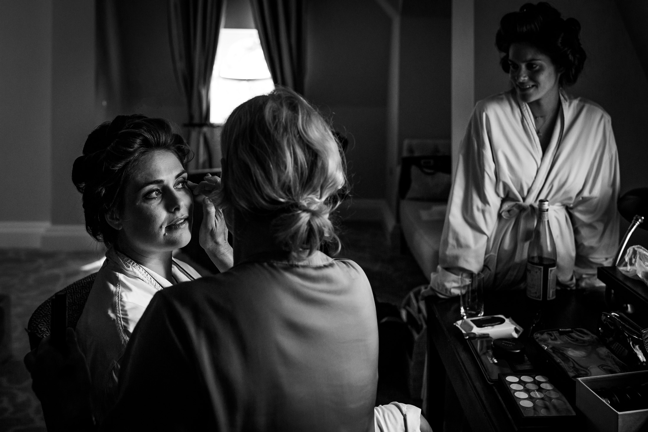 Getting ready bruid | Journalistieke trouwfotografie | Let Me Tell Your Story