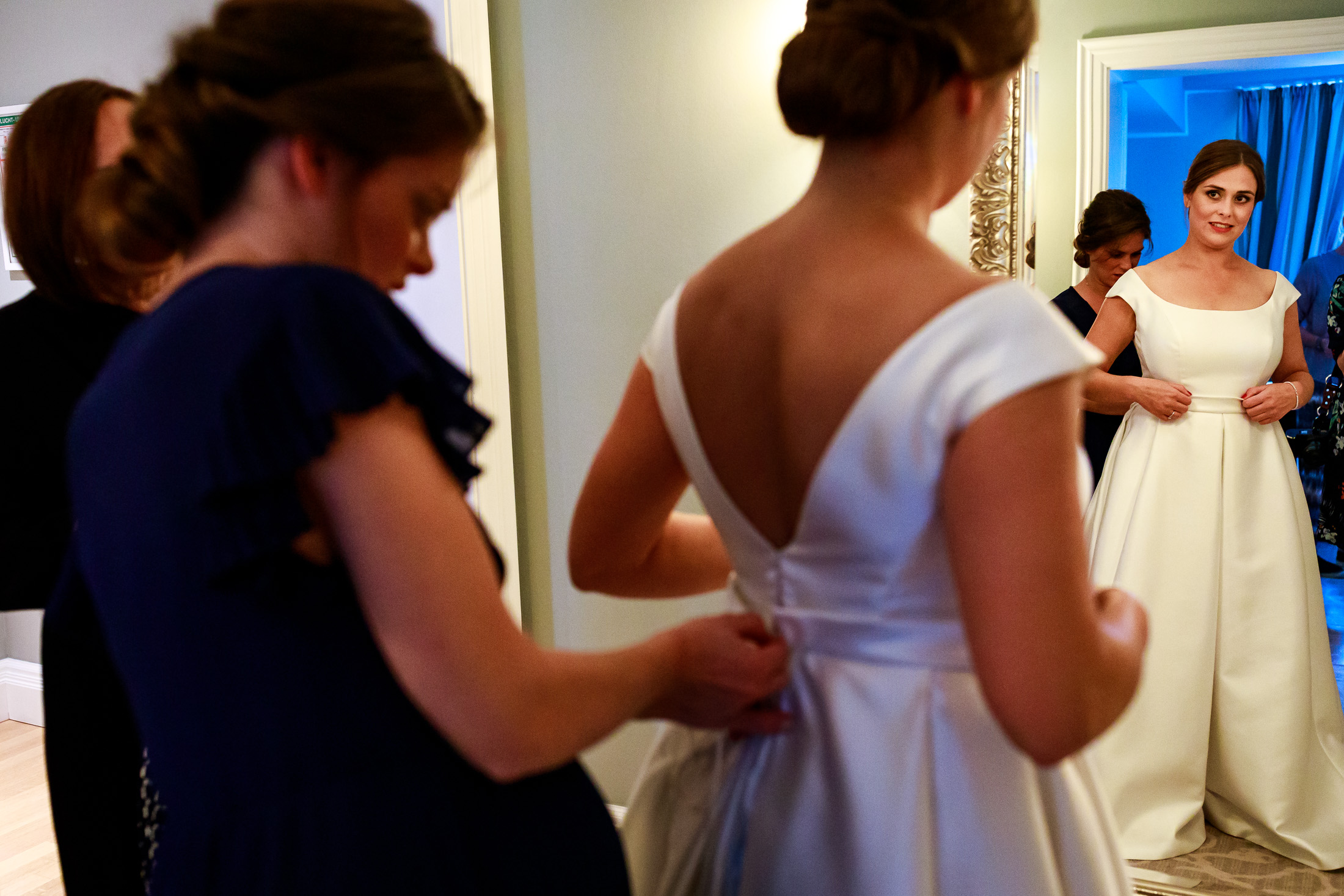 Getting ready bruid | Journalistieke trouwfotografie | Pronovias jurk | Let Me Tell Your Story