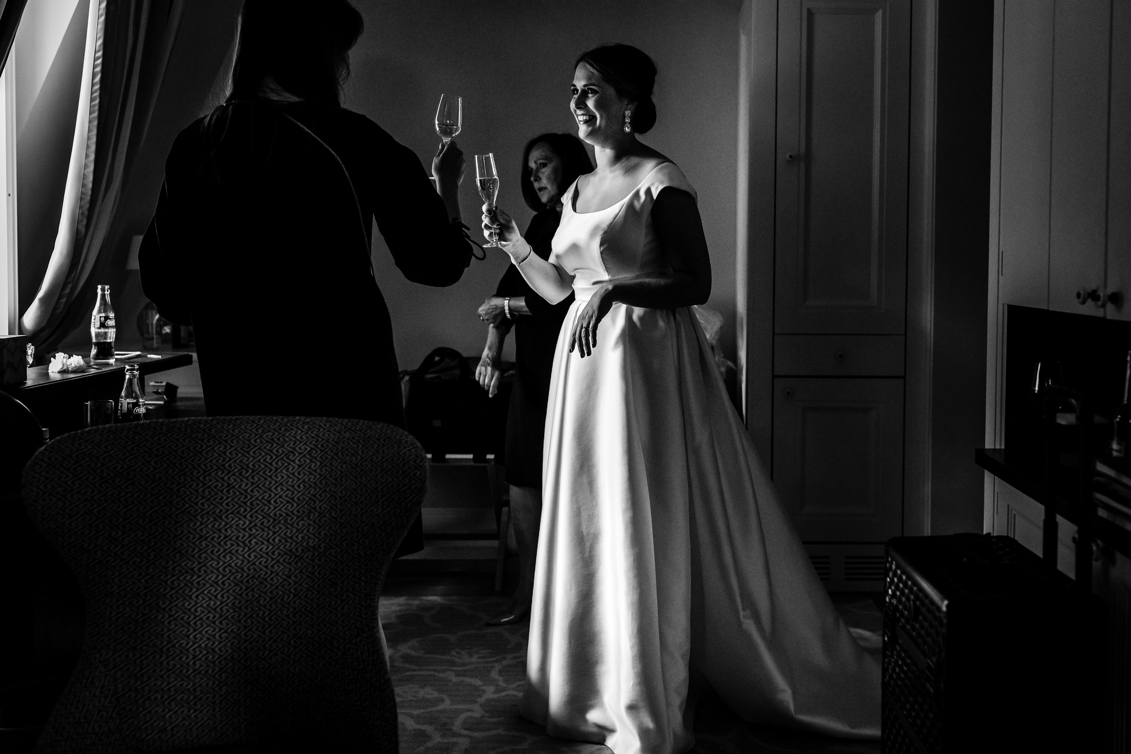 Getting ready bruid | Journalistieke trouwfotografie | Pronovias jurk | Let Me Tell Your Story