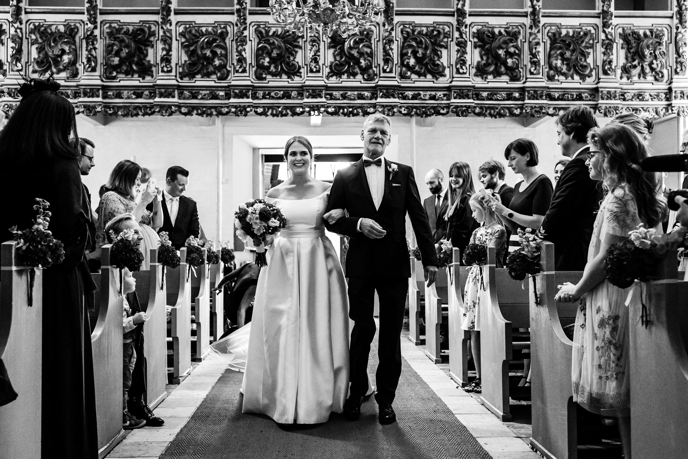 Trouwceremonie kerk | Trouwen in een kerk | Journalistieke trouwfotografie | Ongeposeerde trouwfotografie | Zwart wit trouwfoto | Let Me Tell Your Story