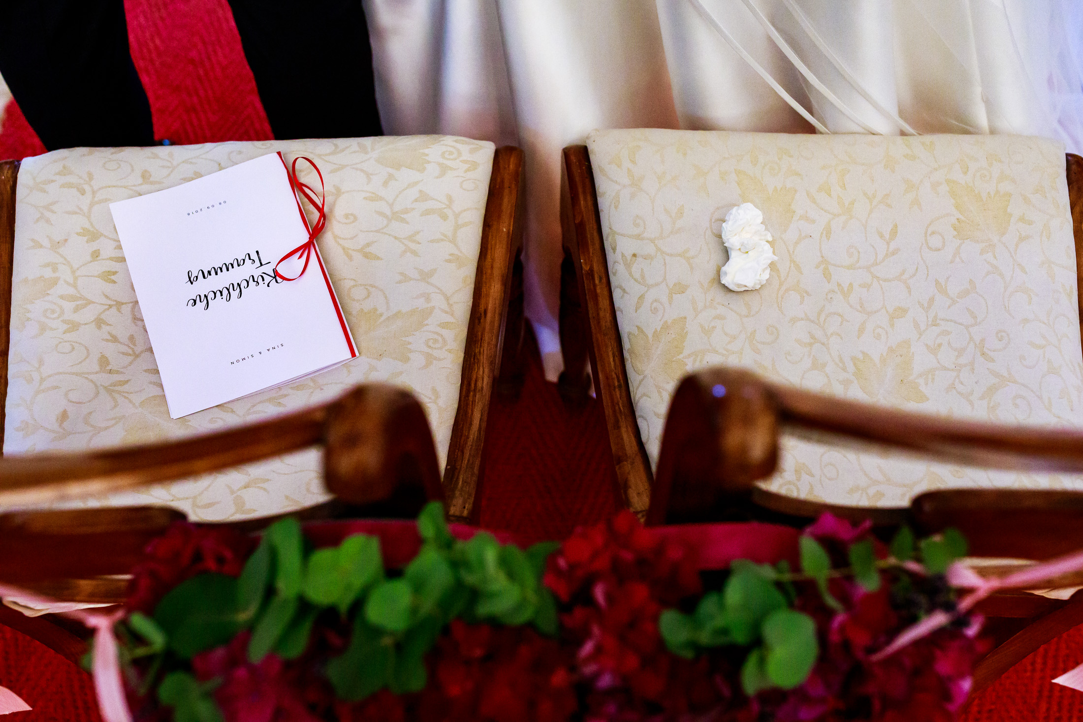 Trouwceremonie kerk | Trouwen in een kerk | Journalistieke trouwfotografie | Ongeposeerde trouwfotografie | Zwart wit trouwfoto | Let Me Tell Your Story